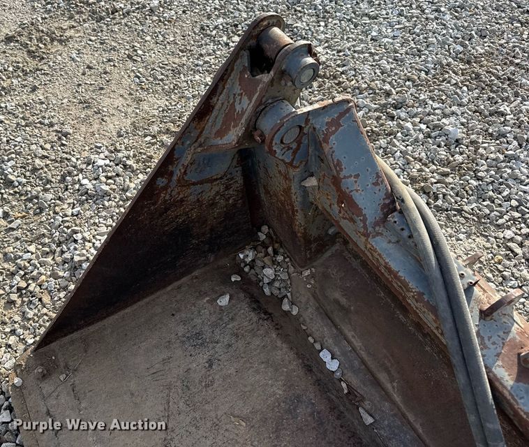 image for item DV4042 2002 FFC 44295/A1 skid steer bucket