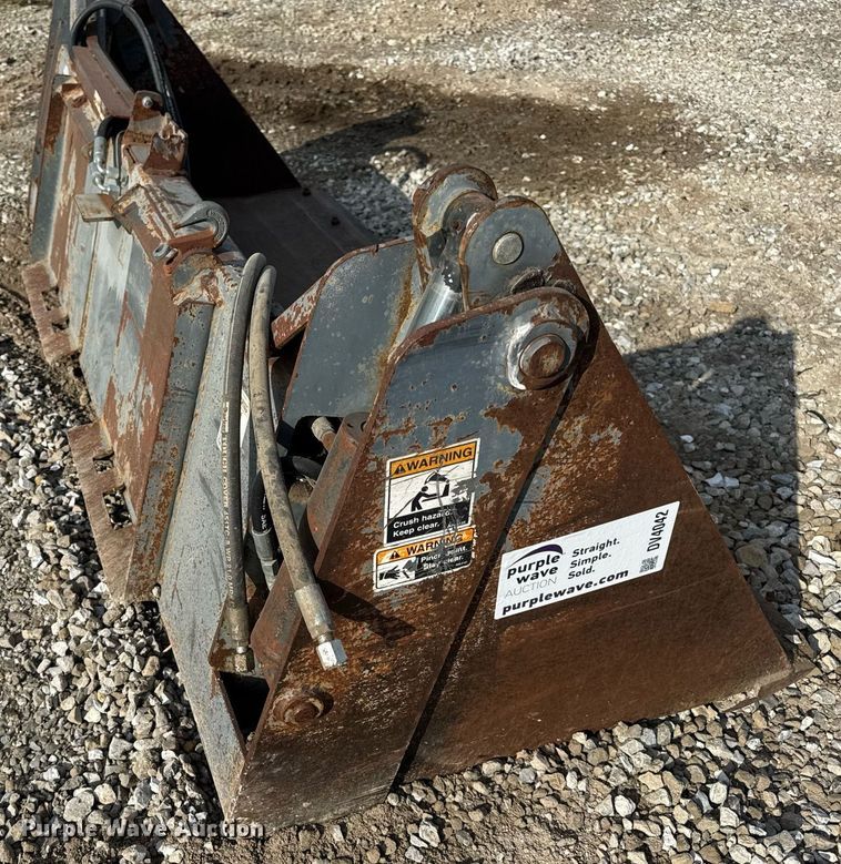 image for item DV4042 2002 FFC 44295/A1 skid steer bucket