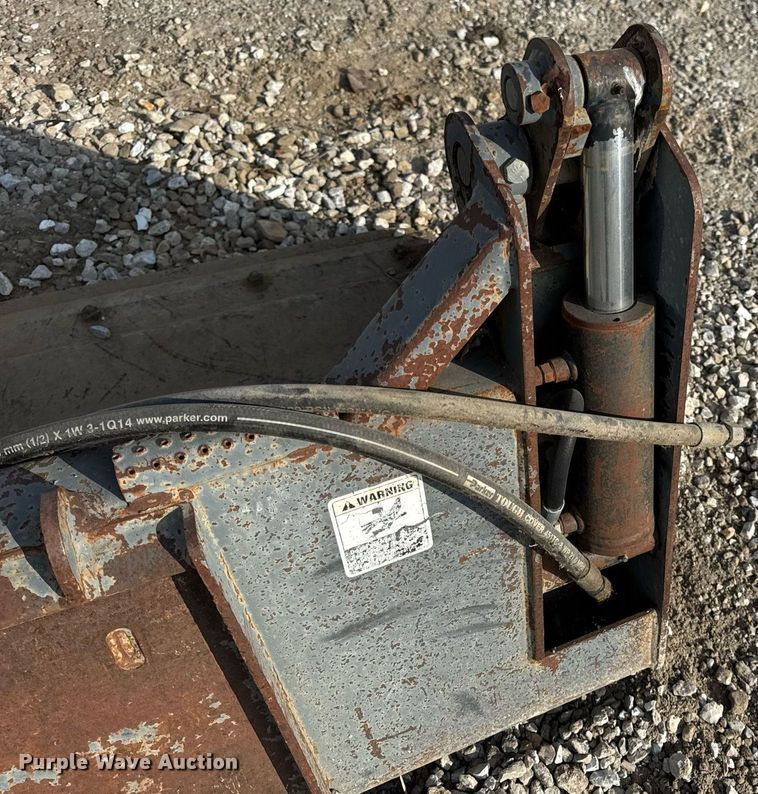 image for item DV4042 2002 FFC 44295/A1 skid steer bucket