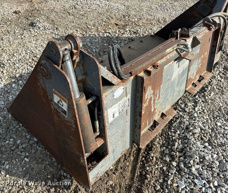 image for item DV4042 2002 FFC 44295/A1 skid steer bucket