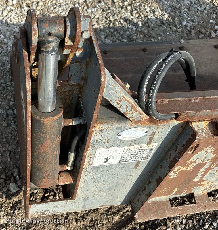 image for item DV4042 2002 FFC 44295/A1 skid steer bucket