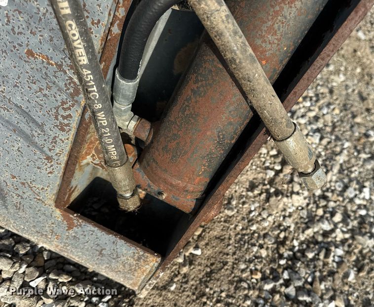 image for item DV4042 2002 FFC 44295/A1 skid steer bucket