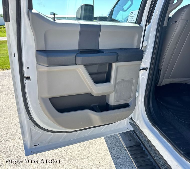 image for item DV4062 2022 Ford F450 Super Duty XL truck cab and chassis