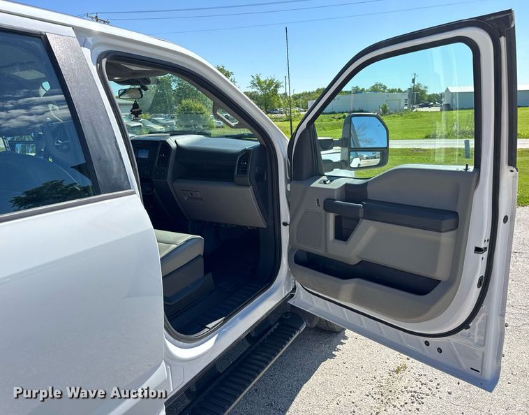 image for item DV4062 2022 Ford F450 Super Duty XL truck cab and chassis