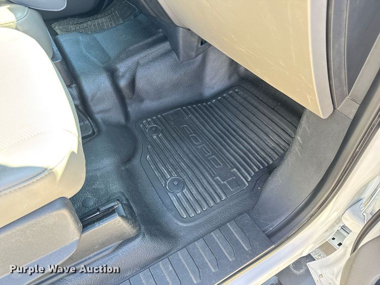 image for item DV4062 2022 Ford F450 Super Duty XL truck cab and chassis