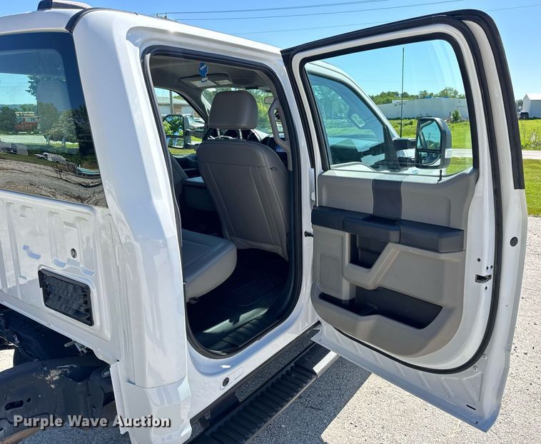 image for item DV4062 2022 Ford F450 Super Duty XL truck cab and chassis