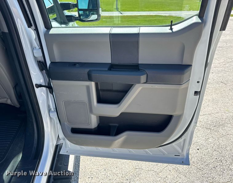 image for item DV4062 2022 Ford F450 Super Duty XL truck cab and chassis