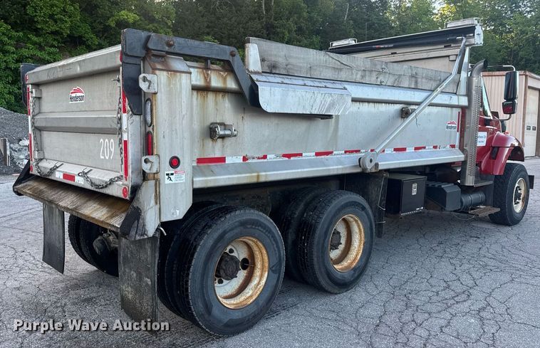 image for item DV4070 2006 International 7400 dump truck