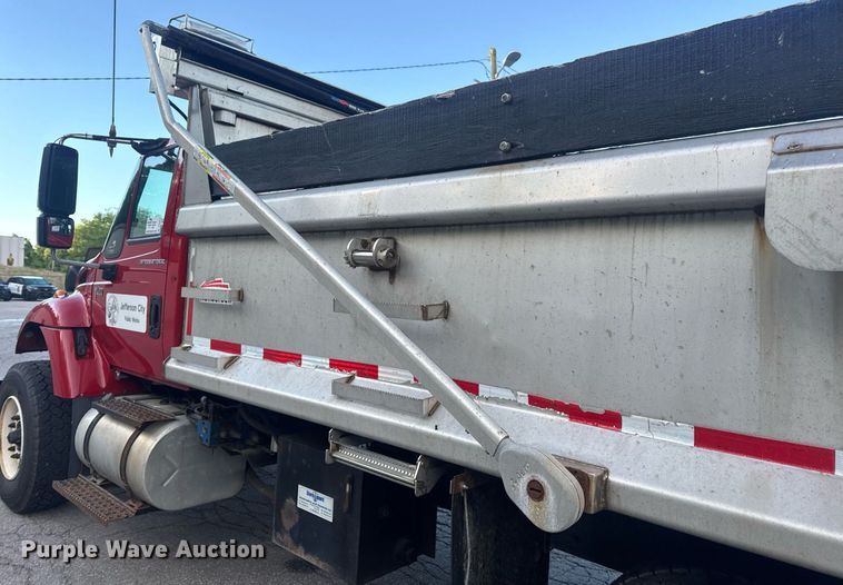 image for item DV4070 2006 International 7400 dump truck