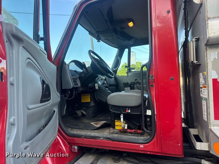 image for item DV4070 2006 International 7400 dump truck