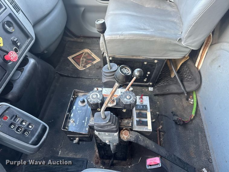 image for item DV4070 2006 International 7400 dump truck