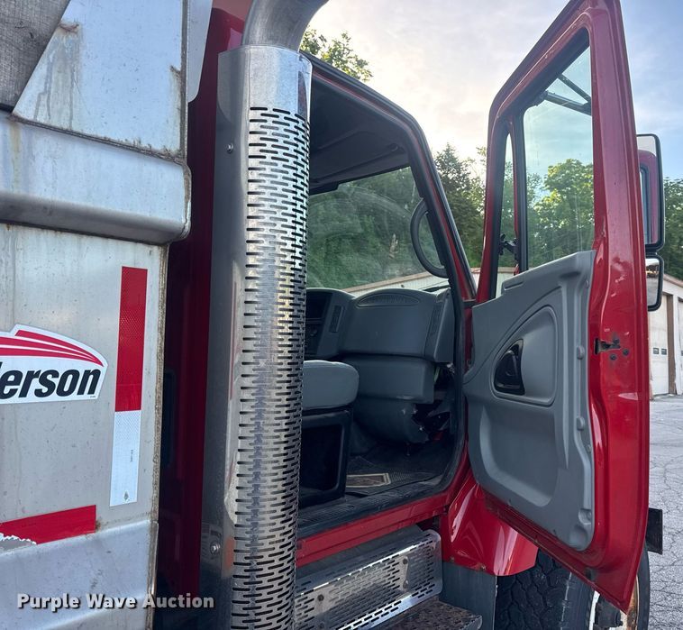 image for item DV4070 2006 International 7400 dump truck