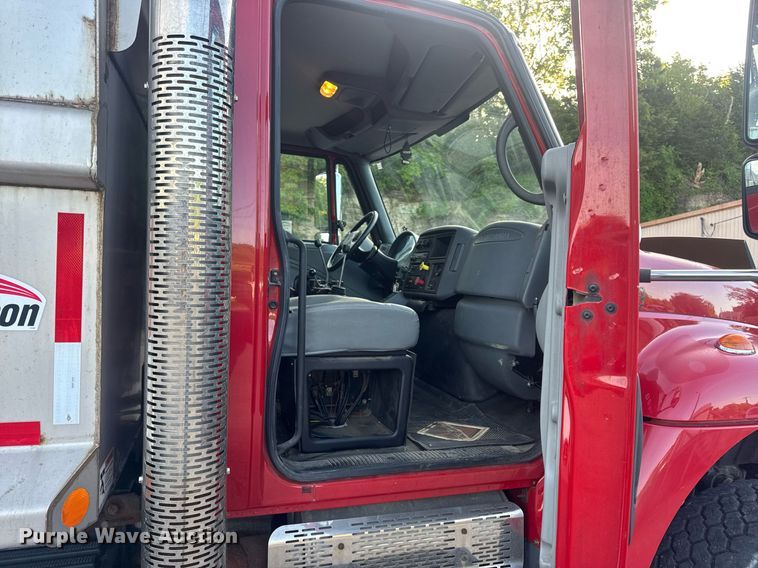 image for item DV4070 2006 International 7400 dump truck