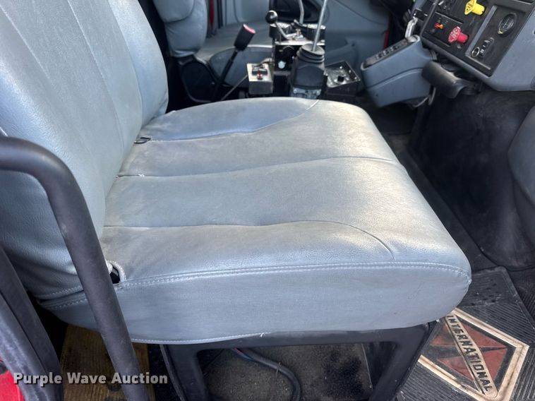 image for item DV4070 2006 International 7400 dump truck