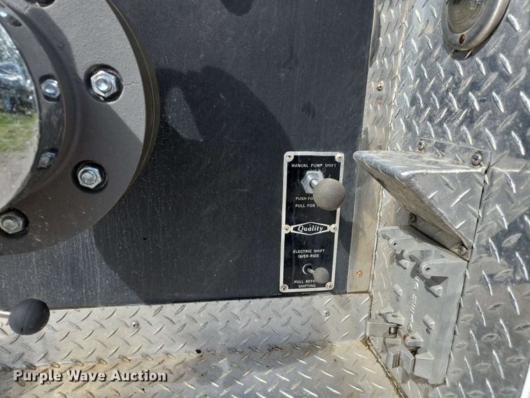 image for item DW7005 1986 Ford C8000 pumper fire truck