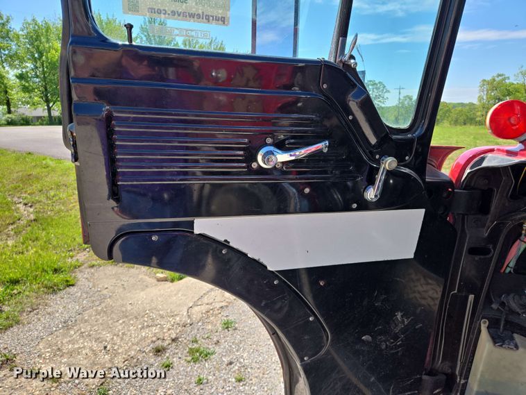 image for item DW7005 1986 Ford C8000 pumper fire truck