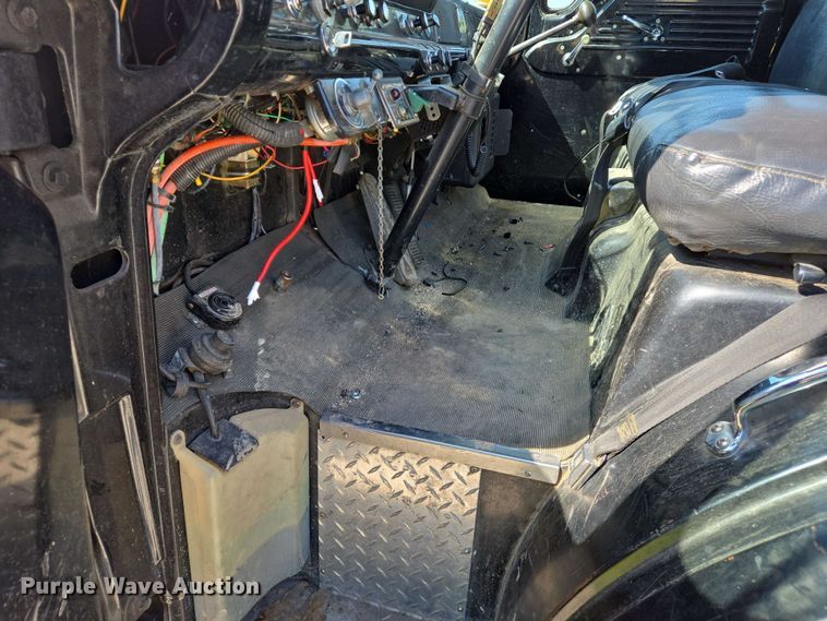 image for item DW7005 1986 Ford C8000 pumper fire truck