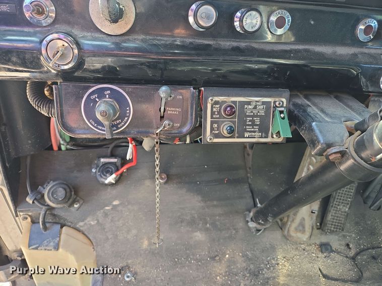 image for item DW7005 1986 Ford C8000 pumper fire truck