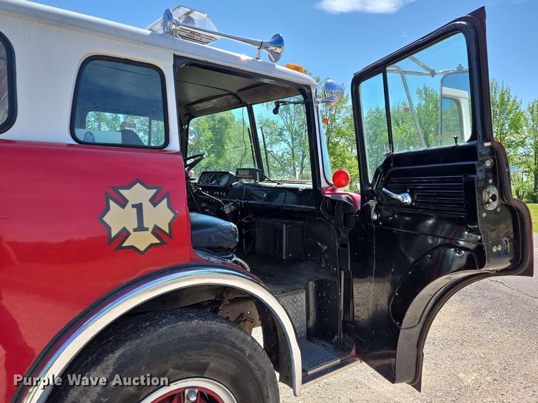 image for item DW7005 1986 Ford C8000 pumper fire truck