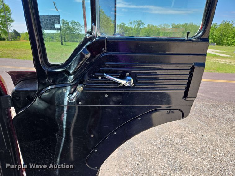 image for item DW7005 1986 Ford C8000 pumper fire truck