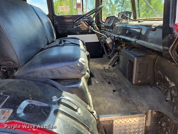 image for item DW7005 1986 Ford C8000 pumper fire truck