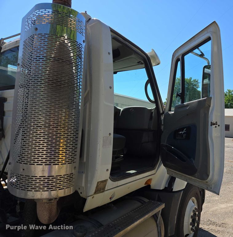 image for item DW7030 2010 International ProStar Premium semi truck