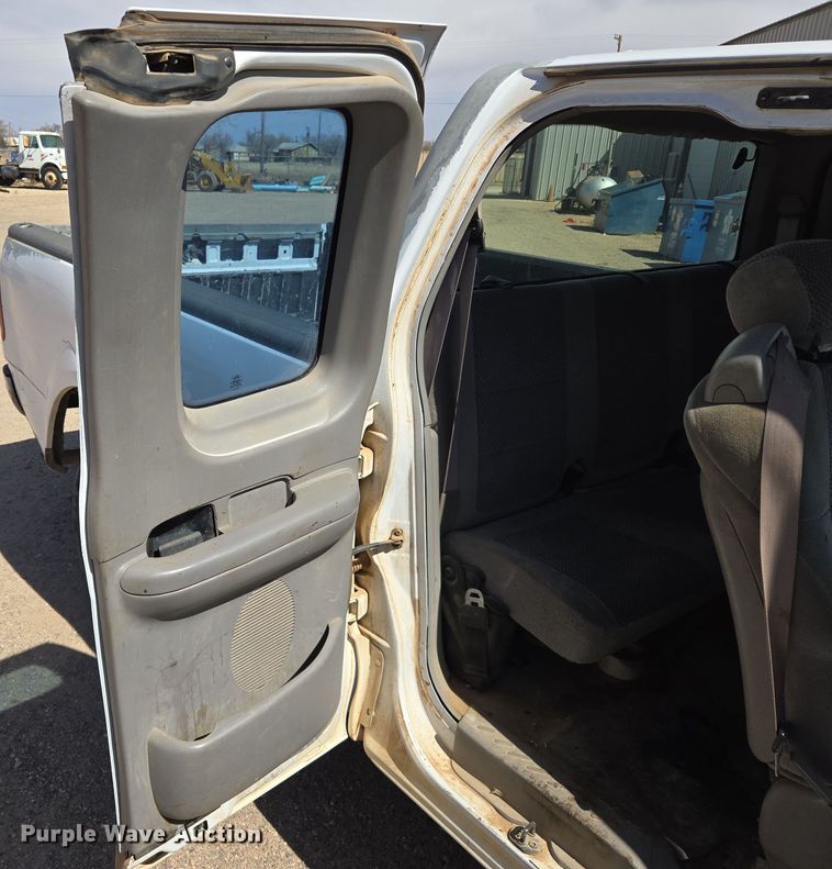 image for item DW8557 2001 Ford F150 SuperCab pickup truck