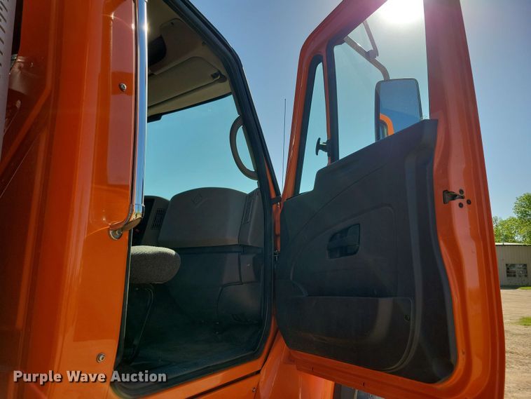 image for item DX6967 2010 International WorkStar 7600  dump truck
