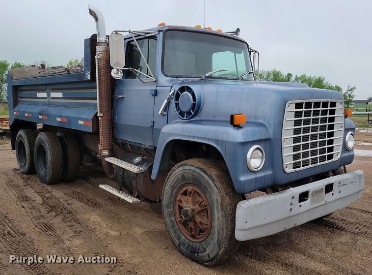 image for item DX6977 1989 Ford LT9000 dump truck
