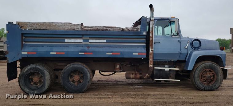 image for item DX6977 1989 Ford LT9000 dump truck