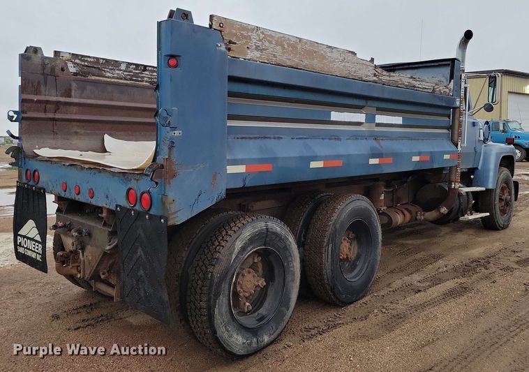 image for item DX6977 1989 Ford LT9000 dump truck