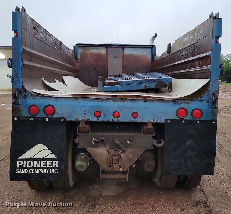 image for item DX6977 1989 Ford LT9000 dump truck