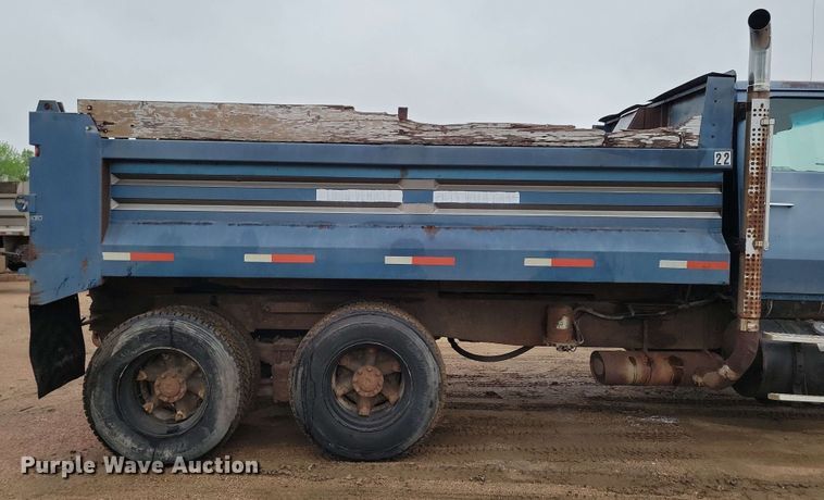 image for item DX6977 1989 Ford LT9000 dump truck