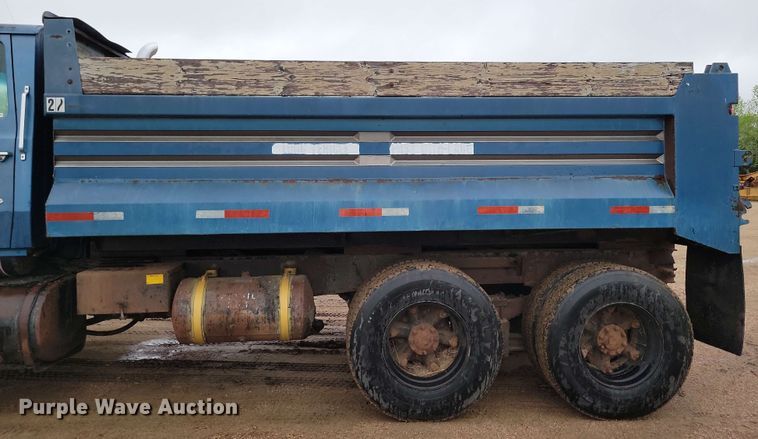 image for item DX6977 1989 Ford LT9000 dump truck