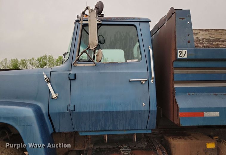 image for item DX6977 1989 Ford LT9000 dump truck