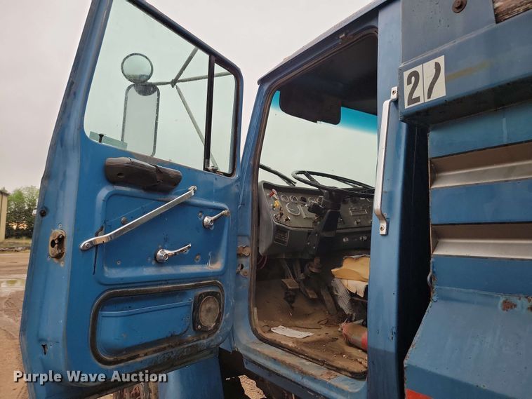 image for item DX6977 1989 Ford LT9000 dump truck