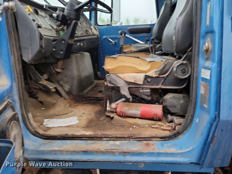 image for item DX6977 1989 Ford LT9000 dump truck