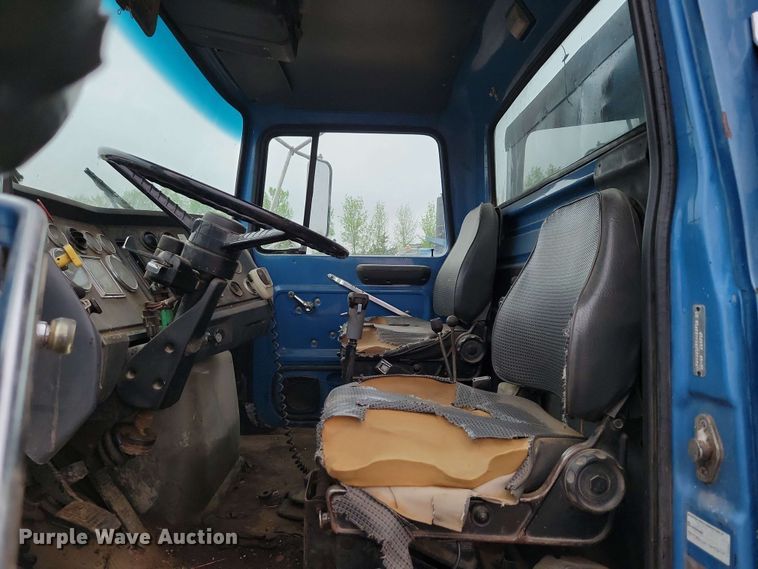image for item DX6977 1989 Ford LT9000 dump truck