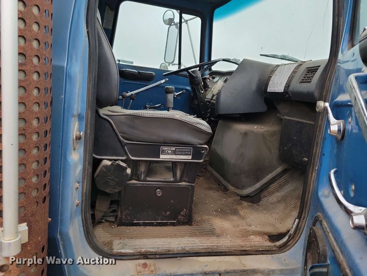 image for item DX6977 1989 Ford LT9000 dump truck