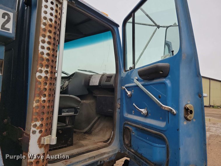 image for item DX6977 1989 Ford LT9000 dump truck