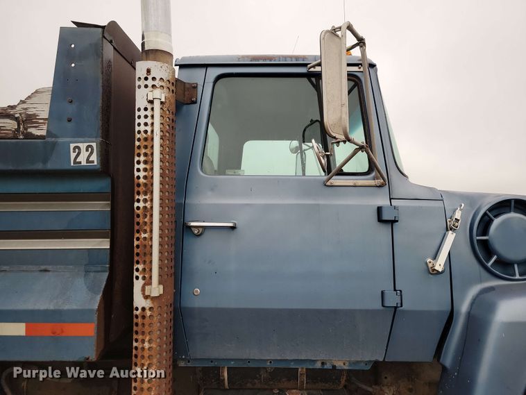 image for item DX6977 1989 Ford LT9000 dump truck