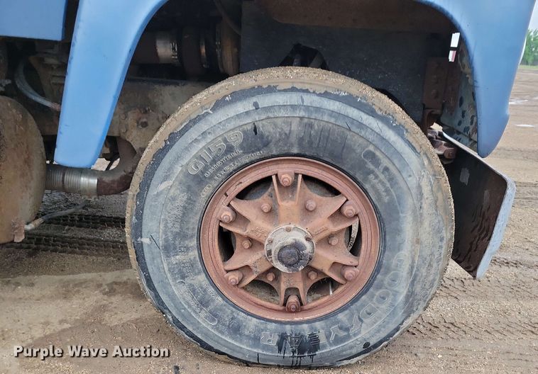 image for item DX6977 1989 Ford LT9000 dump truck