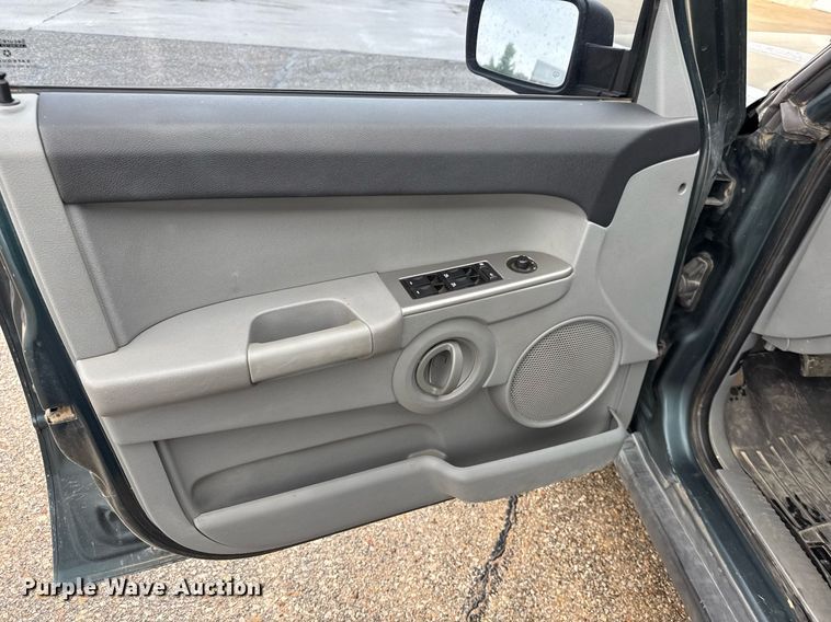 image for item DY0086 2006 Jeep Commander SUV