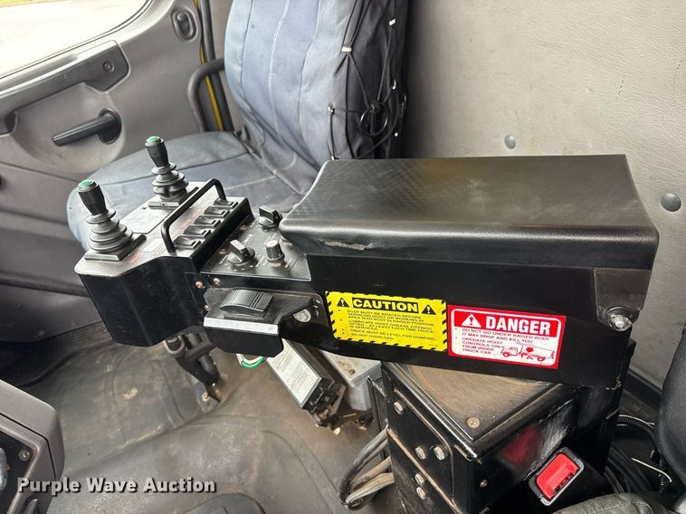 image for item DY0087 2014 Freightliner 108SD dump truck