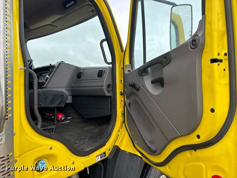 image for item DY0087 2014 Freightliner 108SD dump truck