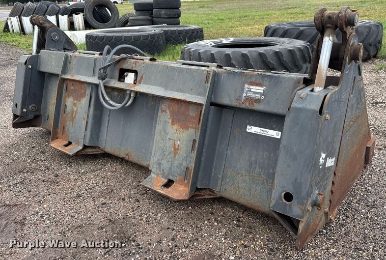 image for item DY0092 Melroe 84 COMB BKT skid steer four-in-one bucket