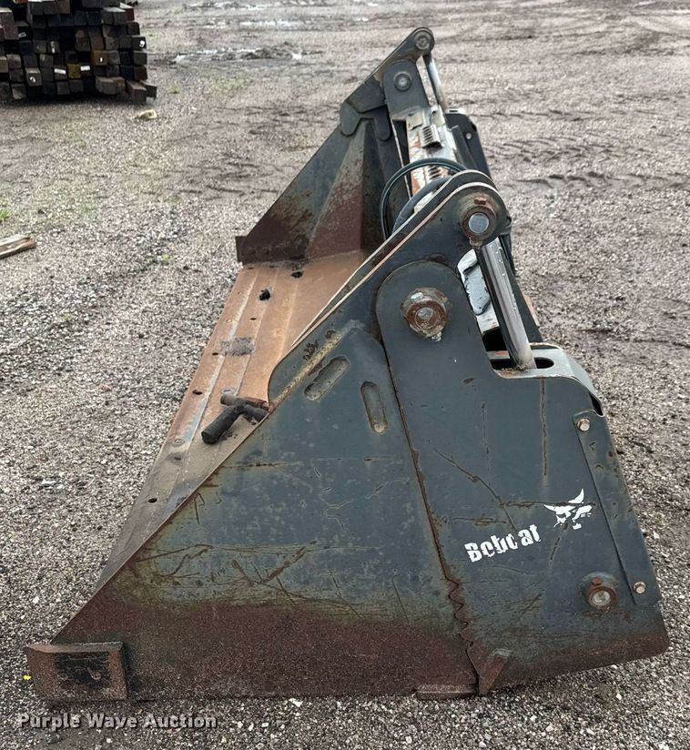 image for item DY0092 Melroe 84 COMB BKT skid steer four-in-one bucket