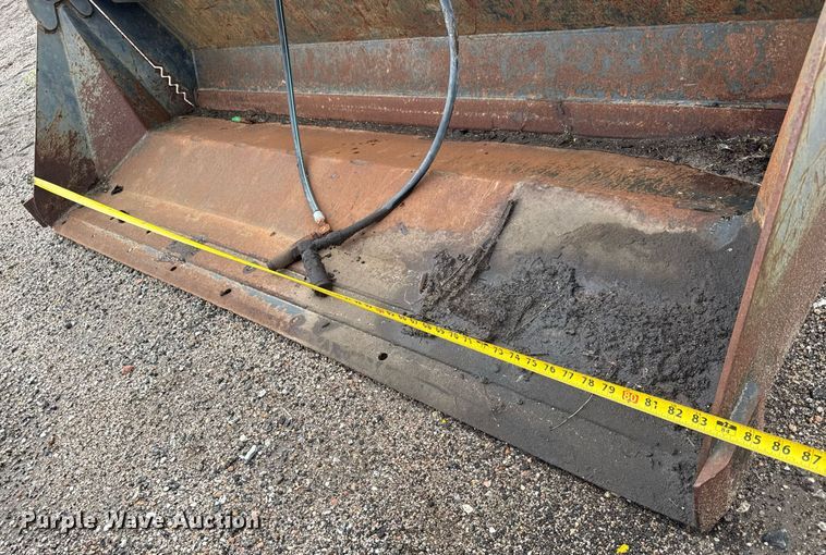 image for item DY0092 Melroe 84 COMB BKT skid steer four-in-one bucket