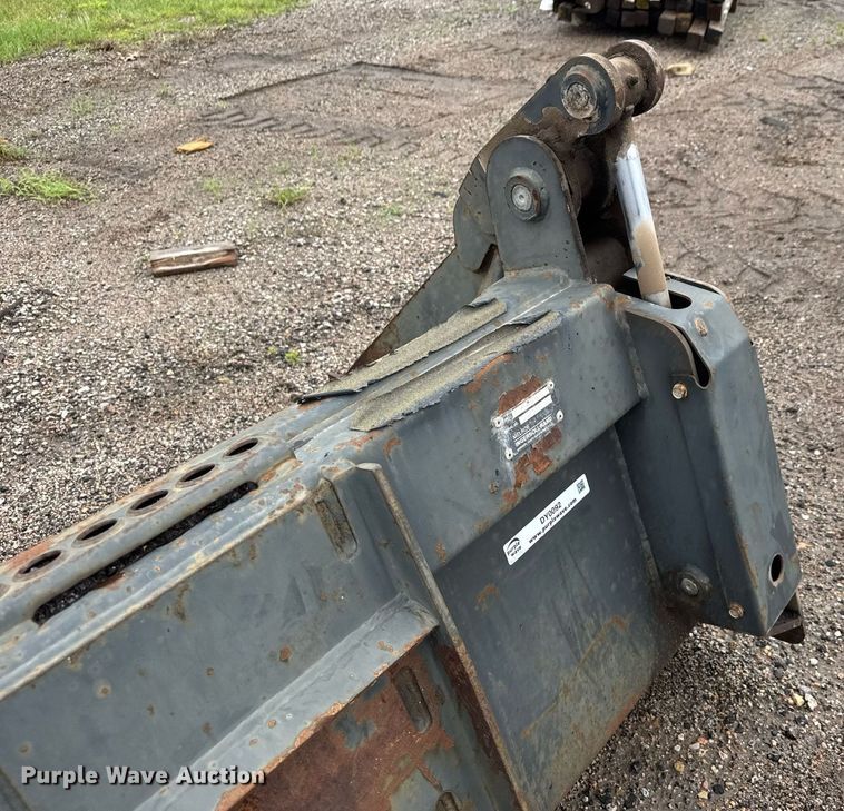 image for item DY0092 Melroe 84 COMB BKT skid steer four-in-one bucket