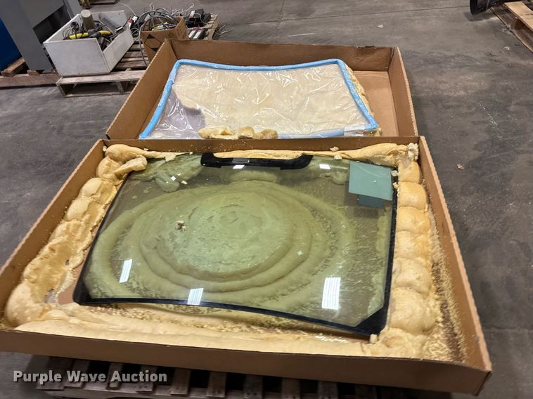 image for item DY0126 Rear cab glass